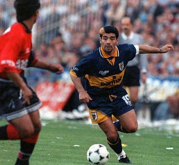 13. 1995 yılında Diego Armando Maradona, Boca Juniors için bir şeyler peşinde...