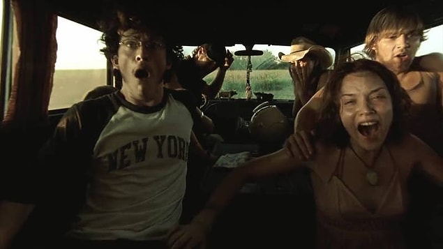 19. The Texas Chainsaw Massacre (2003) filmindeki arka koltuk sahnesi: