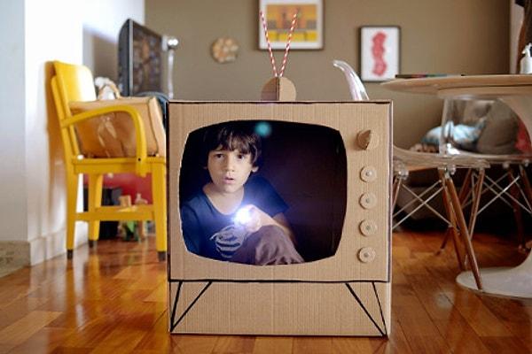 6. Kartondan televizyon yapın. İster çocuğunuz bir televizyon yıldızı olsun ister siz haber spikeri olun. Ya da uzunca bir kağıda resimler çizerek televizyonda çizgi film yayını da yapabilirsiniz.