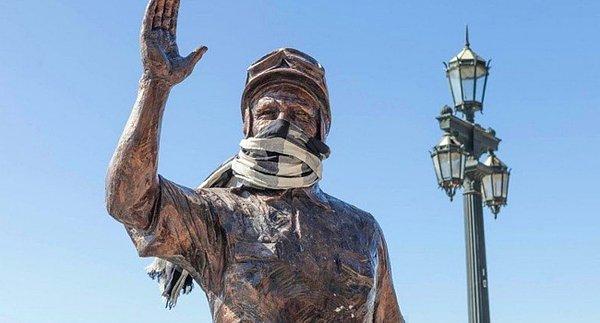 17. Yetkililer Arjantin'de koronavirüse karşı maske takılmasını özendirmek için Buenos Aires'deki efsane Formula 1 pilotu Juan Manuel Fangio'nun heykeline de maske taktı.