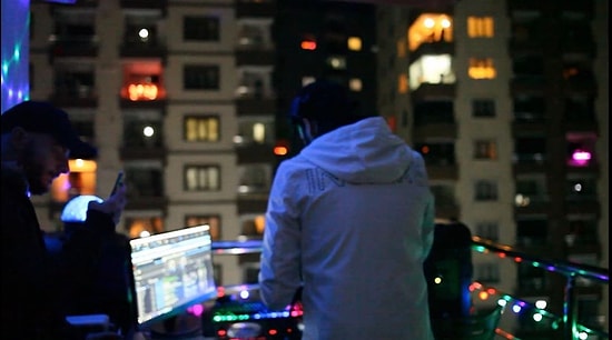 Balkona Kurduğu Kabin ile Komşularına Muhteşem Anlar Yaşatan Trabzonlu Dj