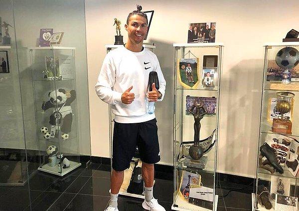 4. Juventus'un Portekizli yıldızı Cristiano Ronaldo, koronavirüs karantinasını yine hiçe saydı. Ronaldo son olarak futbola başladığı CD Nacional kulübünün müzesini ziyaret etti.