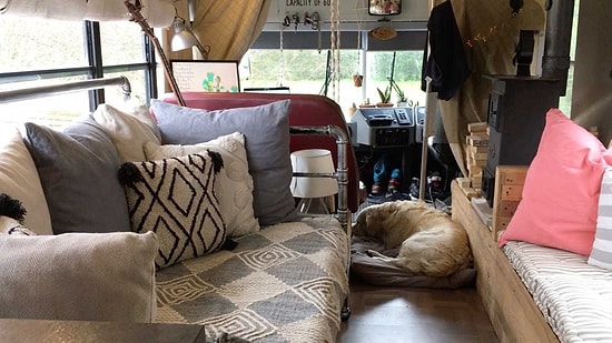 Eski Okul Otobüsünü Muhteşem Bir Eve Dönüştüren Çift