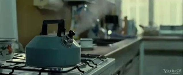 13. Kıyafetinizi çaydanlıkta kaynayan suyun buharına tutup sonrasında asarak kırışık bölgeden kurtulabilirsiniz.