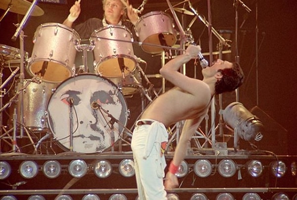 Как и многие любители музыки, которые не могут выйти из своих домов из-за эпидемии коронавируса, поклонник Фредди Меркьюри вот уже несколько недель находится в самоизоляции. Тогда он решил повторить легендарное шоу группы Queen 1985 года прямо на своей крыше. Получилось забавно.