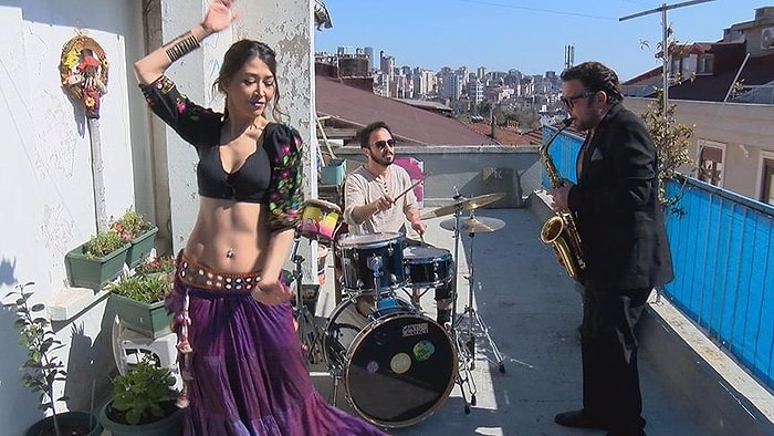 Evlerinden Çıkamayan Komşularına Teraslarından Konser Verdiler