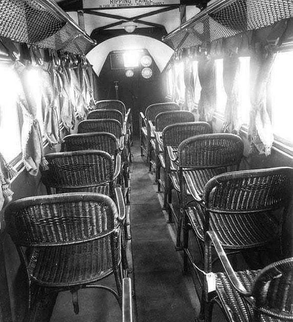 2. 1930'da bir yolcu uçağının içi: