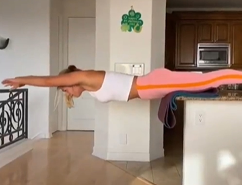 Rus Olimpik Yüzücü Yulia Efimova, Antrenmanlarına Evde Devam Ediyor