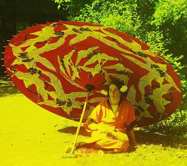 30. Девушка под зонтом