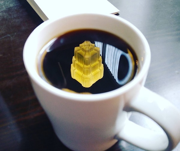 4. "Свет, отраженный в моем кофе, похож на сияющий замок."