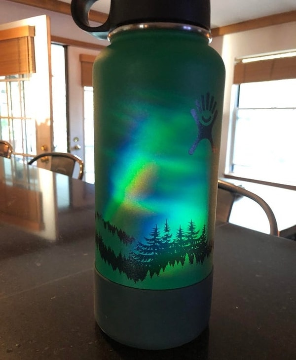 6. "Отражение на моей бутылке с водой выглядит как северное сияние."