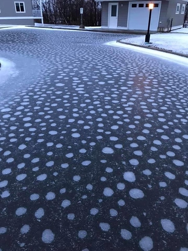 16. "Сначала шел снег, а затем дождь, и наша асфальтовая дорога превратилась в узор из брусчатки."