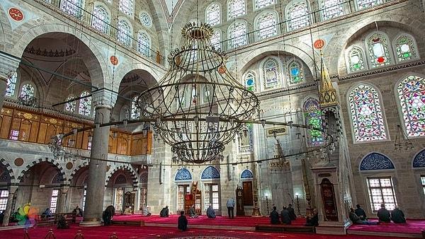 'Sembolizm' ile ünlü Mimar Sinan, İstanbul'da inşa ettiği bu iki camiyi de sembolize etmiştir.