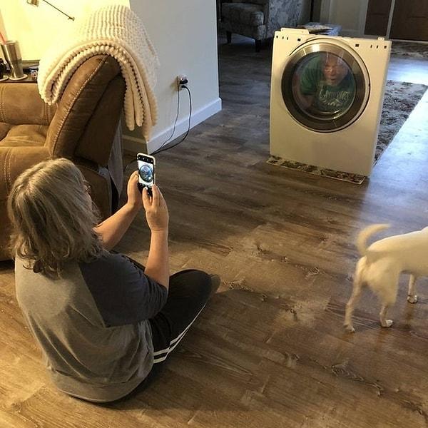 11. "İşte gerçek aşk! Annem, babam kurutma makinesine sıkışmış taklidi yaparken onun fotoğrafını çekiyor."