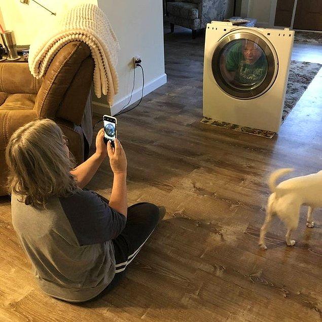 11. "İşte gerçek aşk! Annem, babam kurutma makinesine sıkışmış taklidi yaparken onun fotoğrafını çekiyor."