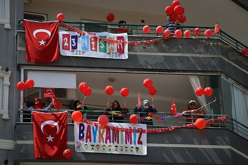 Camlar Süslendi, Balkonlar Bayraklarla Donatıldı... Bu Yıl 23 Nisan Coşkusu Evlerde Yaşanıyor