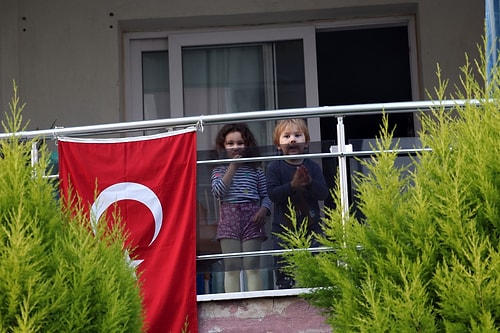 Camlar Süslendi, Balkonlar Bayraklarla Donatıldı... Bu Yıl 23 Nisan Coşkusu Evlerde Yaşanıyor