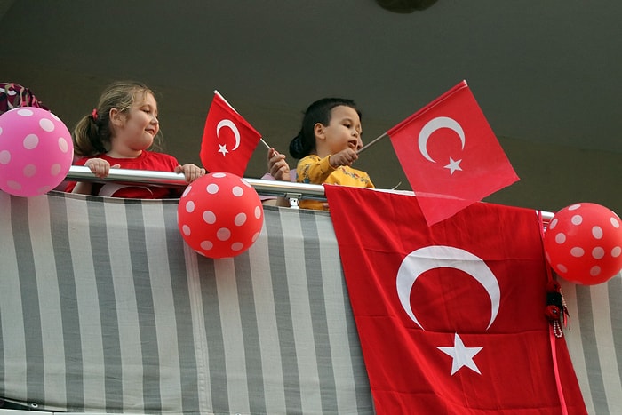 Camlar Süslendi, Balkonlar Bayraklarla Donatıldı... Bu Yıl 23 Nisan Coşkusu Evlerde Yaşanıyor