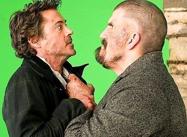 9. Sherlock Holmes filmleri için dövüş sahnesi çekilirken Robert Mailler yanlışlıkla Robert Downey Jr.'ı bayıltmıştır.