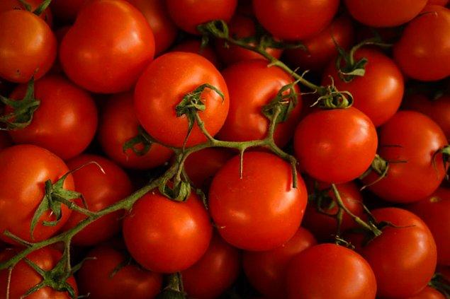 2. Sofralarımızın vazgeçilmezi haline gelen domates 1820'li yıllarda, dünyanın çoğu tarafından zehirli olarak kabul edilirdi.