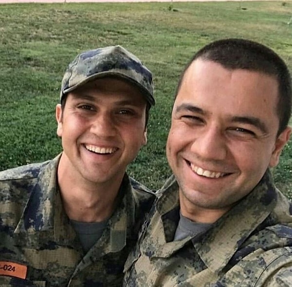 3. Актер Арас Булут Ийнемли с товарищем