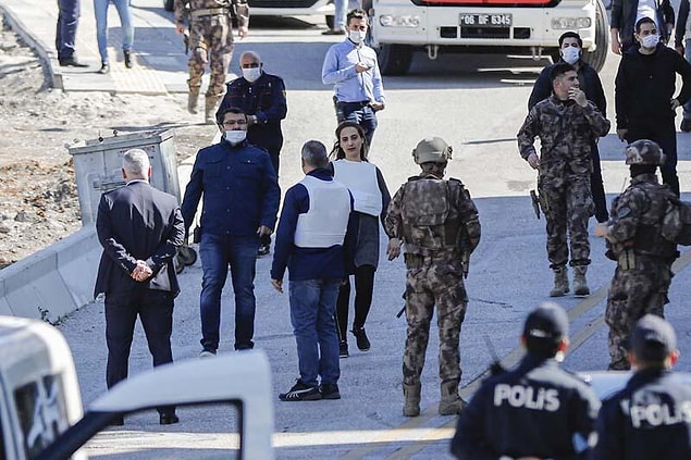 Eşi çelik yelek girerek eve girdi