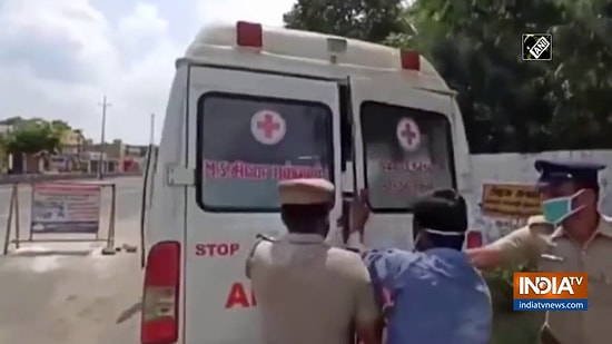 Sokağa Çıkma Yasağına Uymayan Kişileri Sahte Koronavirüslü Kişinin Yanına Koyan Hindistan Polisi