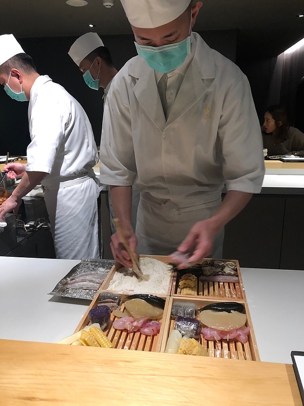 Все сотрудники ресторана носят маски