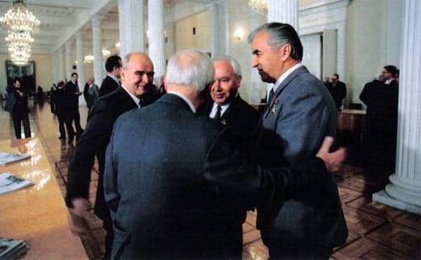 5. Многие вопросы обсуждаются в кулуарах.