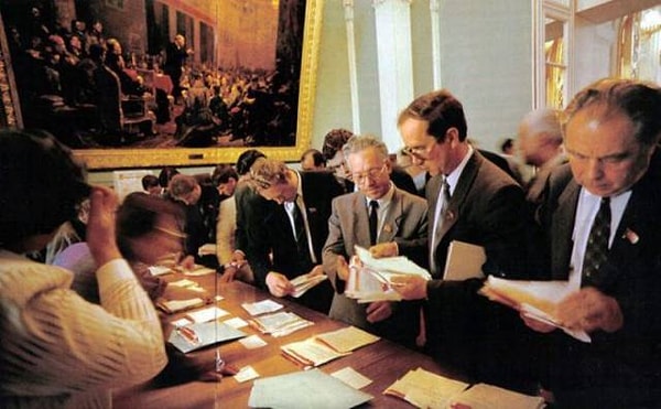 4. В перерыве депутаты разбирают телеграммы — наказы избирателей.