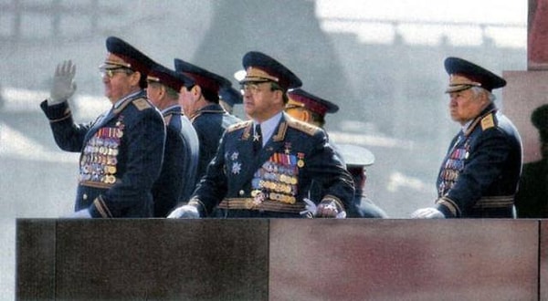 18. Военные на трибуне Мавзолея.