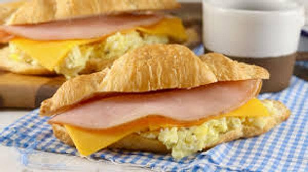 2. Ekmekten sıkılanlar bayılacak: Kruvasan Sandviç