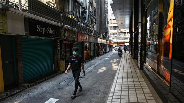 Tayland'da pazarlar, açık hava yiyecek tezgahları, berber ve kuaförler açılıyor