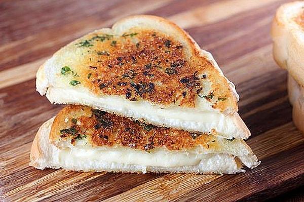 8. Klasiklerden vazgeçemeyenlere: Sarımsaklı Ekmek Tostu