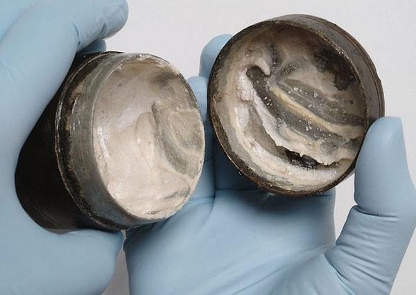 6. 2000 yıllık tarihiyle dünyanın en eski kozmetik kremi Londra'da bulunmuş.