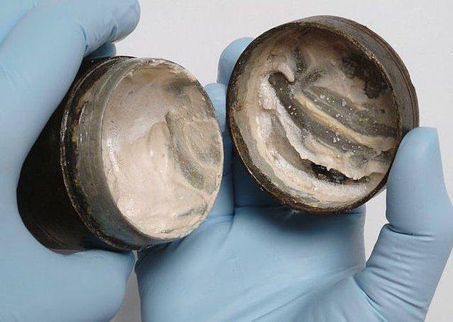6. 2000 yıllık tarihiyle dünyanın en eski kozmetik kremi Londra'da bulunmuş.