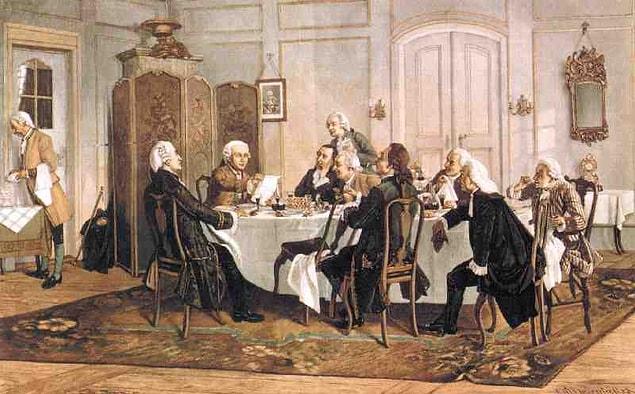 Uykunun yanında yemek de Kant için oldukça önemlidir. Saatler süren öğle yemeklerinde Kant, arkadaşları ile uzun uzadıya felsefe sohbetleri yapar.