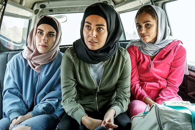 Daha 1 hafta önce seksten bahseden bir genç kızın 1 hafta içinde dönüşüp müslüman olmayan insanların öldürülmesi gerektiğini savunan tehlikeli birine dönüşmesi insanı ürkütüyor. Böylesine koşulsuz, kolay bir teslimiyetin olması ciddi anlamda dehşet verici.
