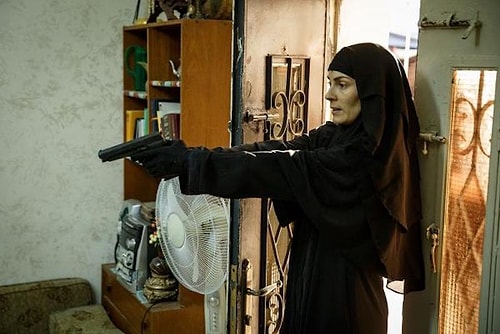 İnsanlarda merak uyandıran gerçeklikten uzak olmayan hikayesiyle ve dört dörtlük oyunculuklarıyla -özellikle Gizem Erdoğan müthiş oynamış- bu yılın izlenmesi gereken dizilerinden biri.