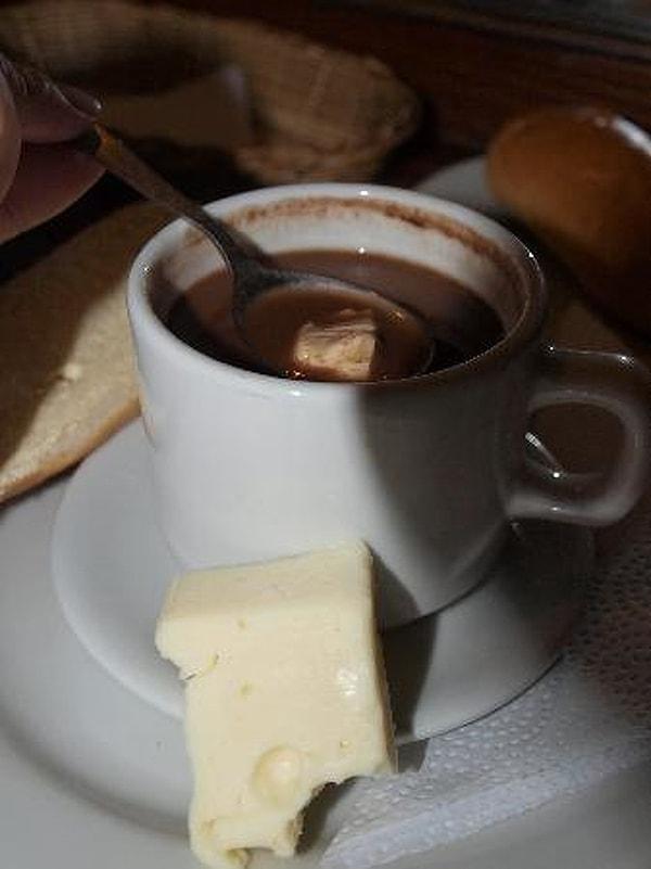 8. Kolombiya'da sıcak çikolata, içinde tuzlu peynir dilimleri ile servis edilmektedir.