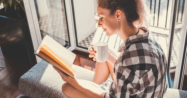 9. Bu ara annelerin en çok ihtiyaç duyduğu şey kendine vakit ayırmak. Eğer anneniz kitap okumayı seviyorsa, ona kafasını dağıtmak ve kendi dünyasında biraz zaman geçirebileceği güzel birkaç kitap hediye edebilirsiniz.