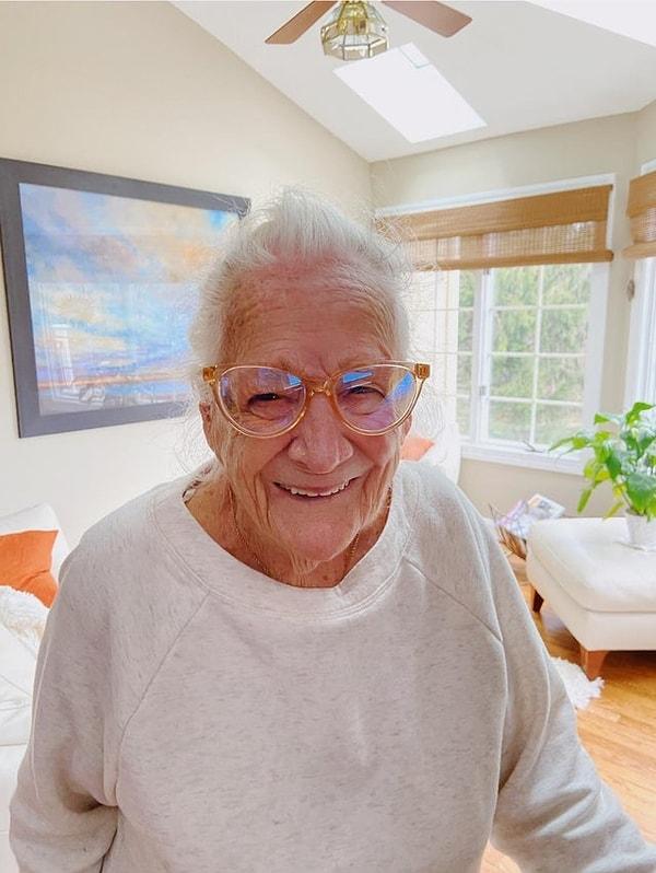 13. 96 yaşındaki büyükannesiyle yaşayan torunun onu tatlı gözlükleriyle yakaladığı an.