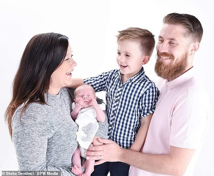 В Великобритании 6-летний мальчик спас жизнь своей беременной матери