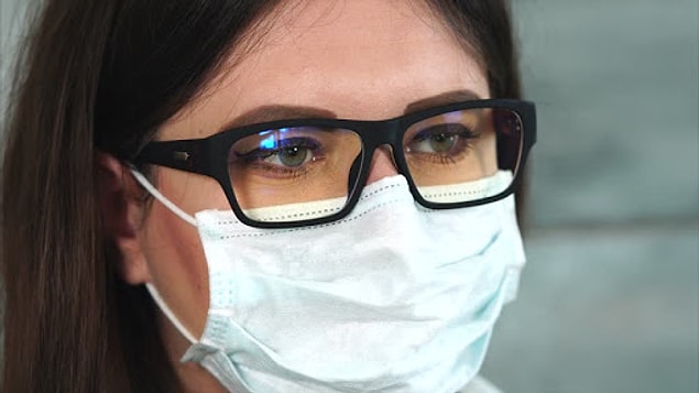 11. Eğer kulaklarınızla maske arasında yeteri kadar boşluk varsa, maskenin ipini kulağınıza geçirmeden önce 'X' şeklinde döndürün. Böylece maske cildinize daha yakın olacaktır.