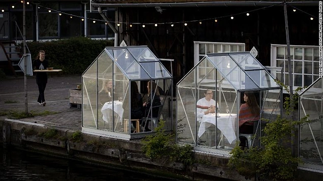 Hollanda'nın başkenti Amsterdam'da, sosyal mesafeyi koruma adına cam kabin uygulaması getiren restoran tüm dünyaya örnek oldu.