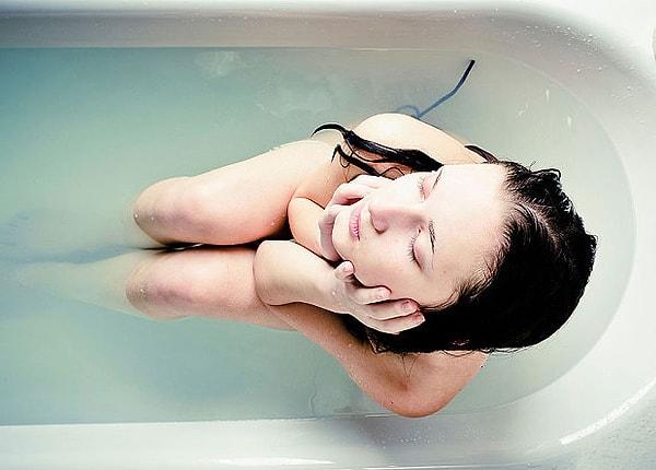 6. Regl döneminde duş almak çoğu zaman bir tabu, oysa yıkanmama kuralı sadece banyo yapmak için geçerli.