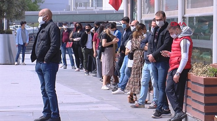 AVM'ler Açıldı Sosyal Mesafe Unutuldu: İnsanlar Sabah Saatlerinde Alışveriş İçin Kuyruğa Girdiler