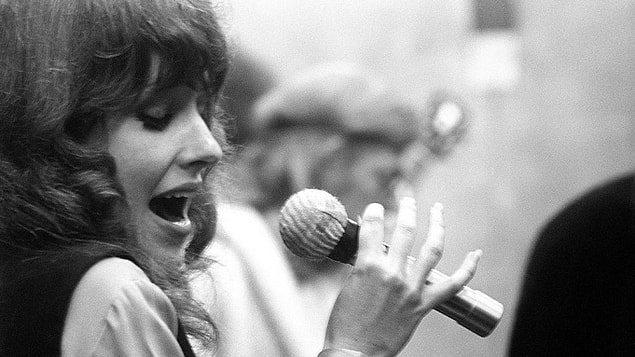 O yıllarda oldukça popüler olan Elvis Presley'nin yaptığı tarzda rock onun ilgisini çekmemektedir.