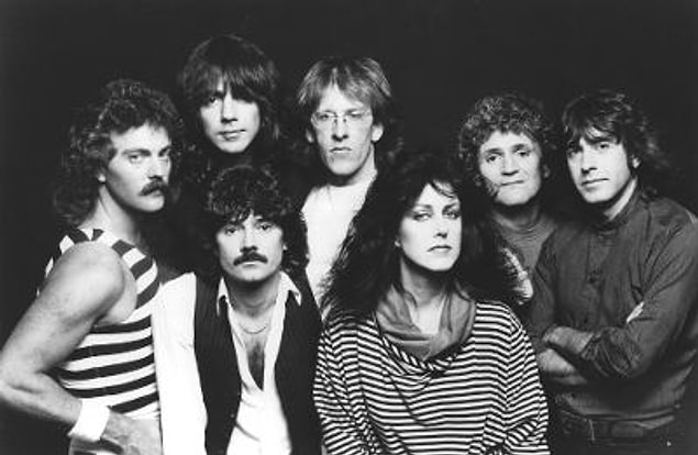 Jefferson Airplane adını değiştirip Jefferson Starship adıyla yoluna devam eder.