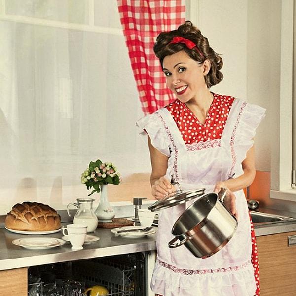 Oysa kadınlar çağlardan beri evde yemek pişirir, bu onların tarihsel süreçteki "görevlerinden" biri.